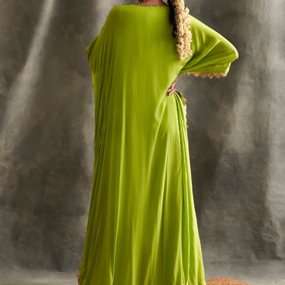 Beautiful floor length green kaftan with embroidered handmade lampi triangles. - Picture 3 of 14
